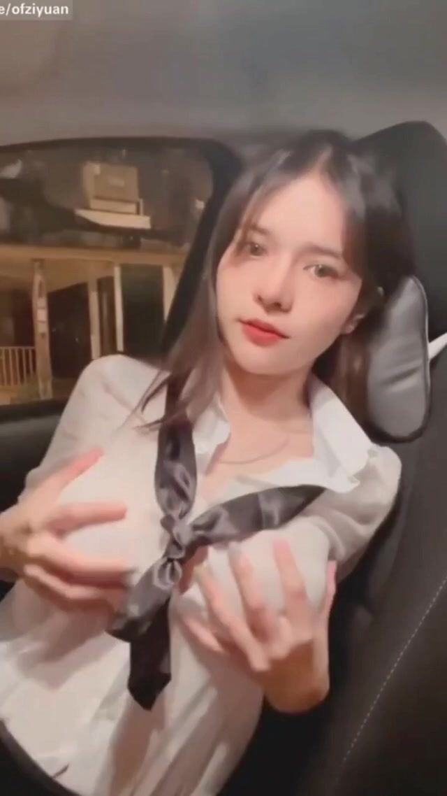 Đang đi chơi mà em nứng quá, nên dừng xe bú luôn